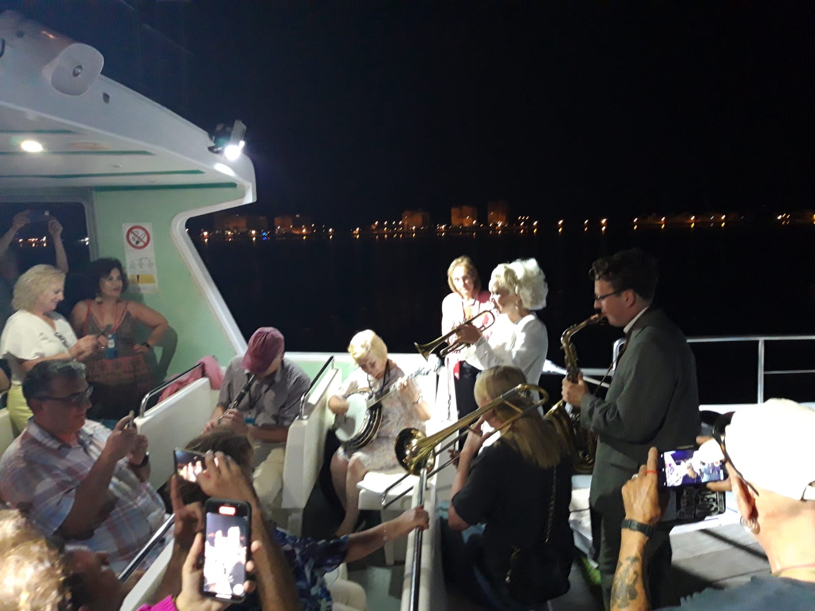 La familia Carling en concierto en el ferry
