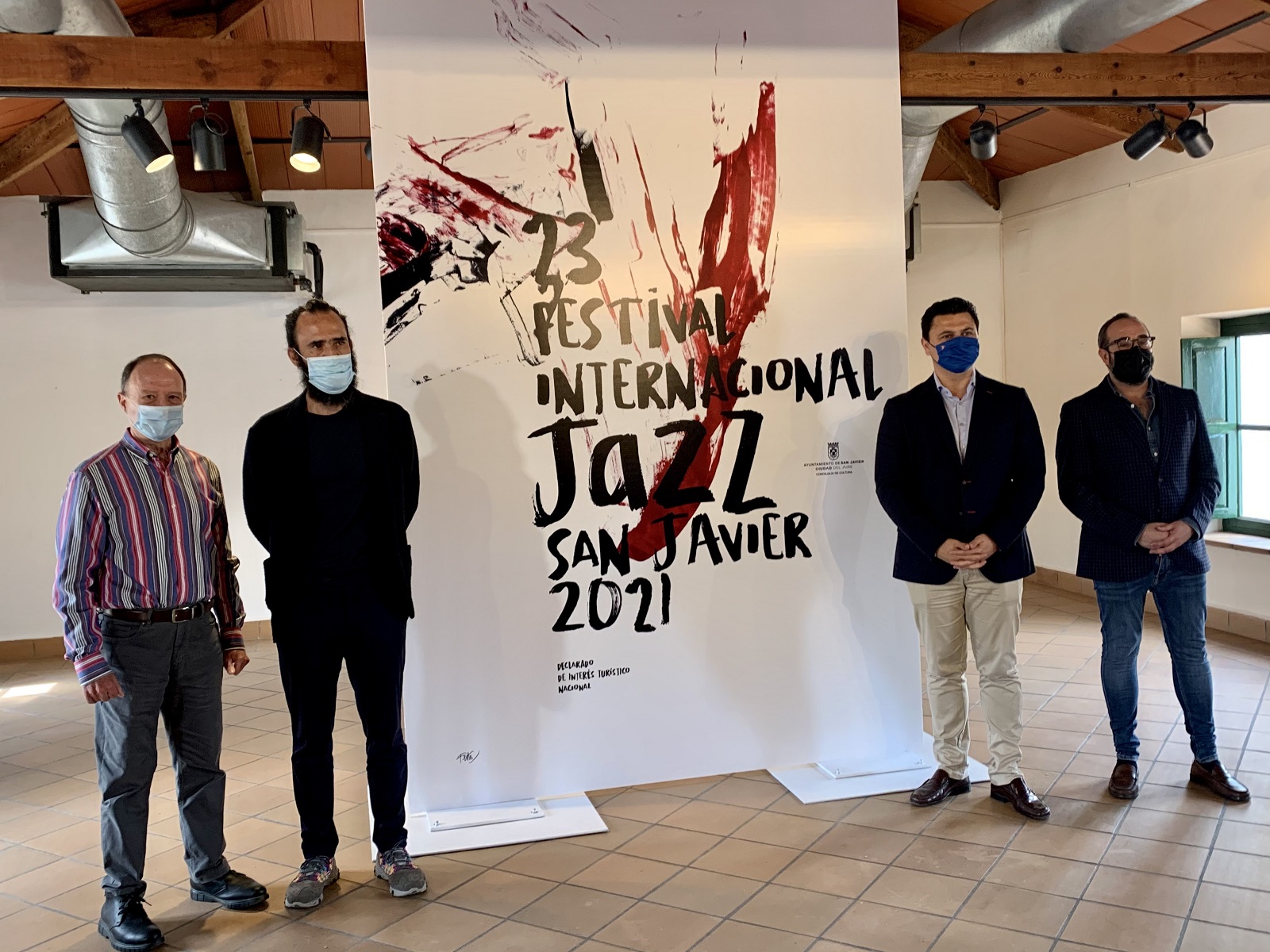 El diseñador y publicista Jorge Martínez recurre a la obra del pintor Luis Feito para reflejar la música jazz en el cartel del 23 Festival Internacional De Jazz De San Javier